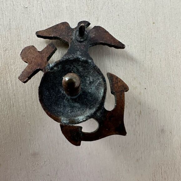 Vintage Left Sided USMC Eagle Screw Back Pin - Picture 5 of 5